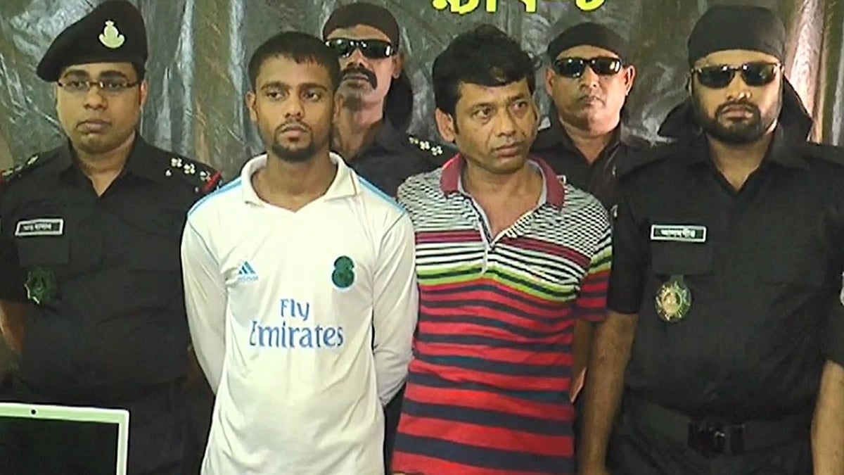 ‘জিনের বাদশা’ পরিচয়ে প্রতারণা করার দায়ে আটক করা হয় দুই ব্যক্তিকে। র‍্যাব-৮ মাদারীপুর ক্যাম্প। ২৮ মার্চ। ছবি: প্রথম আলো