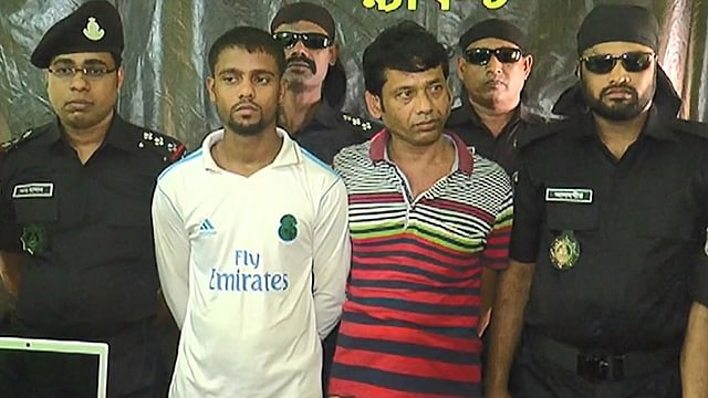 ‘জিনের বাদশা’ পরিচয়ে প্রতারণা করার দায়ে আটক করা হয় দুই ব্যক্তিকে। র‍্যাব-৮ মাদারীপুর ক্যাম্প। ২৮ মার্চ। ছবি: প্রথম আলো