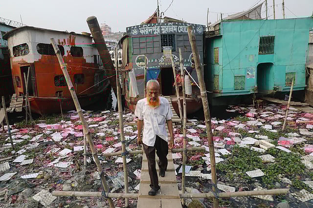 অনেকে হোটেলে বছরের পর বছর থাকছেন। এখান থেকেই নিজের কাজে যোগ দেন।