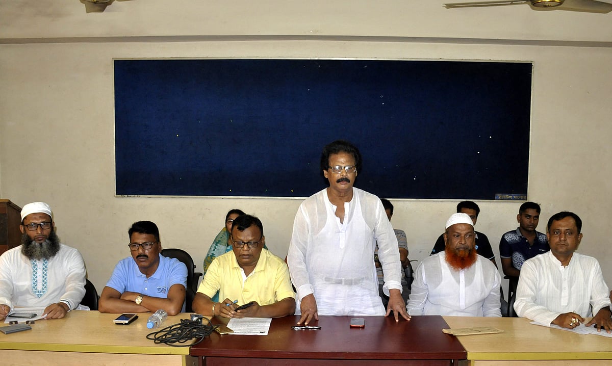 যশোর প্রেসক্লাব মিলনায়তনে উপজেলা আওয়ামী লীগের নেতাদের সংবাদ সম্মেলন। ছবি: এহসান-উদ-দৌলা