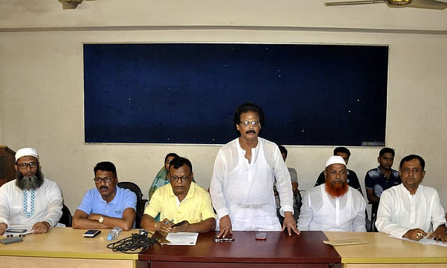 যশোর প্রেসক্লাব মিলনায়তনে উপজেলা আওয়ামী লীগের নেতাদের সংবাদ সম্মেলন। ছবি: এহসান-উদ-দৌলা