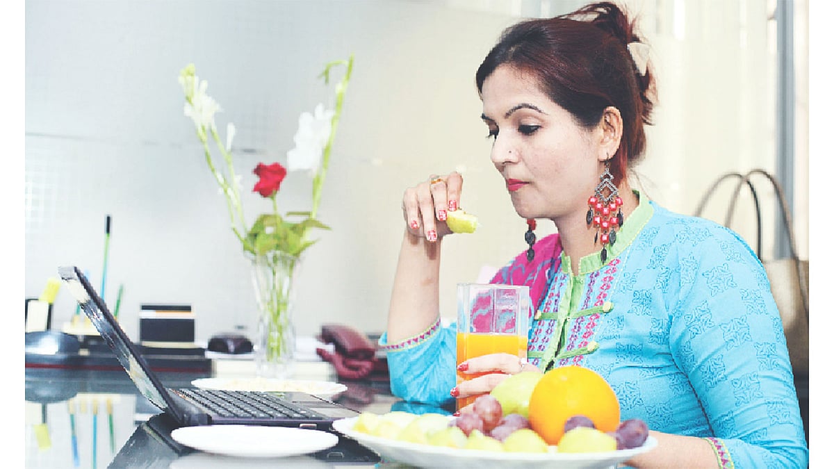 শুধু ফল খেয়েও ডায়েট করা যায়। ছবি: অধুনা