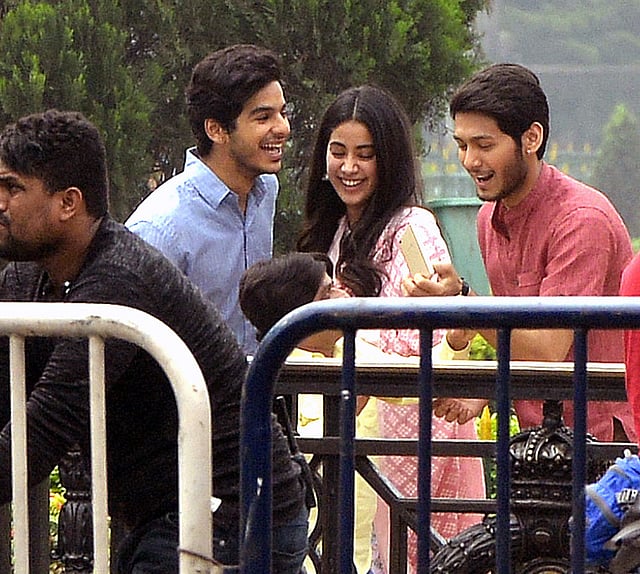 ভিক্টোরিয়া মেমোরিয়ালের বাইরে জাহ্নবী ও ঈশান খাট্টার। ছবি: ভাস্কর মুখার্জি