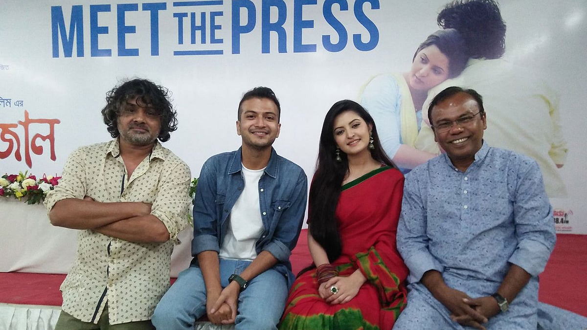 ‘স্বপ্নজাল’ ছবির পরিচালক গিয়াসউদ্দিন সেলিম, অভিনয়শিল্পী ইয়াশ রোহান, পরীমনি ও ফজলুর রহমান বাবু
