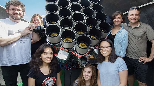 গবেষক দলের সদস্য পিটার ভ্যান ডোকাম, অ্যালিসন মেরিট, জিয়েই ঝ্যাং, দেবোরাহ লোখর্স্ট, লামিয়া আশরাফ মওলা (নিচে বাঁয়ে), শ্যানি ডেনিয়েলি ও রবার্তো আব্রাহাম।  ছবি: সংগৃহীত