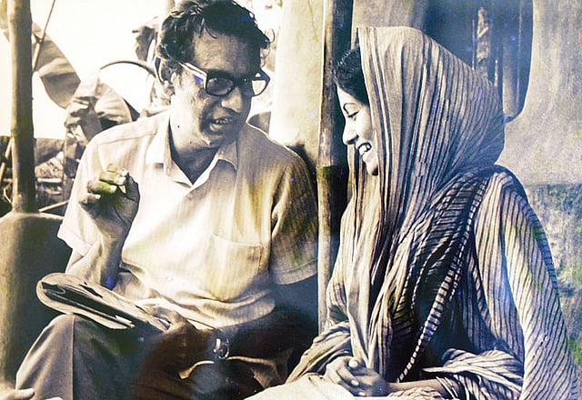 অশনি সংকেত সিনেমার সেটে সত্যজিৎ রায়ের সঙ্গে ববিতা