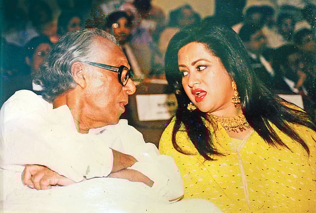 চলচ্চিত্রকার মৃণাল সেনের সঙ্গে কোনো এক মুহূর্তে