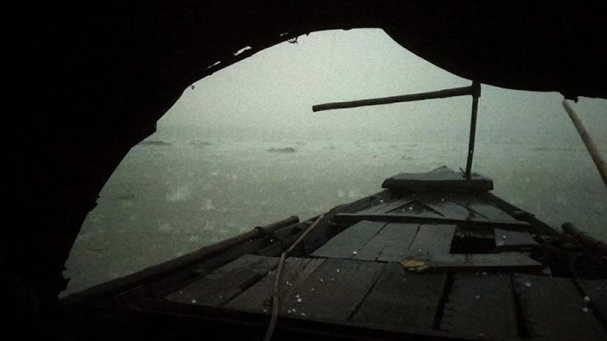 শিলাপাতের মধ্যে দৌড়ে আশ্রয় নেয়া নৌকার ছইয়ে, দূরে আবছা নদীতে ডানা ঝাপটাচ্ছিল কালো পানকৌড়ি