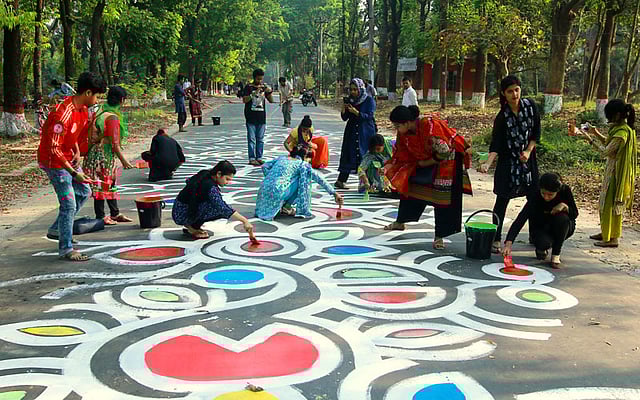 চলছে আলপনা আঁকার মহাযজ্ঞ। ছবি: মো. সৌরভ রহমান