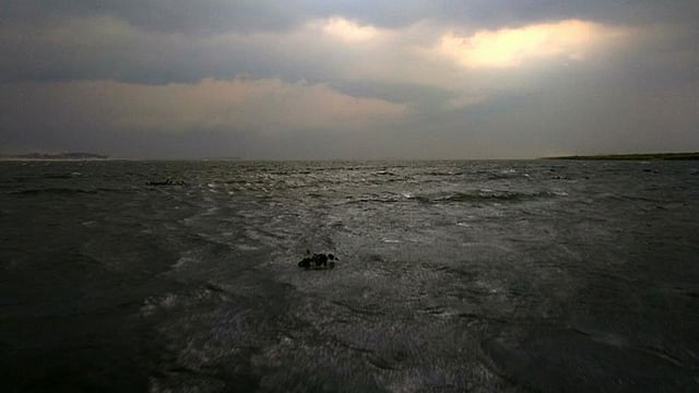 শিলাবৃষ্টির আগে উথাল–পাতাল নদীর নাগরদোলায় চড়ে