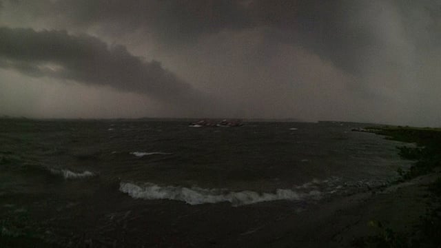 ঝড় এসে গেছে