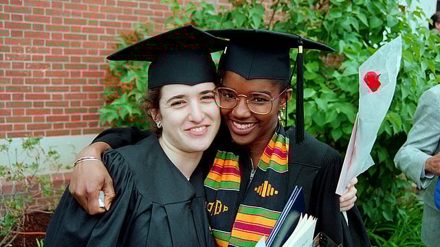 ১৯৯৩ সালে উইলিয়াম কলেজ থেকে গ্র্যাজুয়েট হওয়ার দিন সহপাঠী জোয়ান রকলিনের সঙ্গে। ছবি: নিউইয়র্ক টাইমস