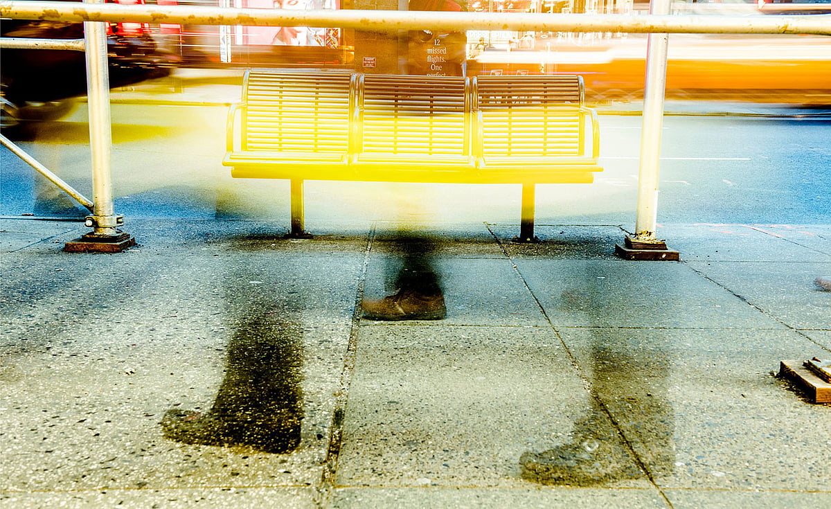 শেষ দিনগুলোয় ম্যানহাটনের ফিফথ অ্যাভিনিউয়ের এই বেঞ্চেই নাকেশা প্রায় সময় বসে থাকতেন। সর্বশেষ এই বেঞ্চেই নাকেশার নিথর দেহ পড়ে ছিল। ছবি: নিউইয়র্ক টাইমস