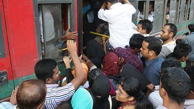 বাসে উঠতে বা ভিড়ের মধ্যে যৌন হয়রানির শিকার হন নারী। প্রথম আলোর ফাইল ছবি