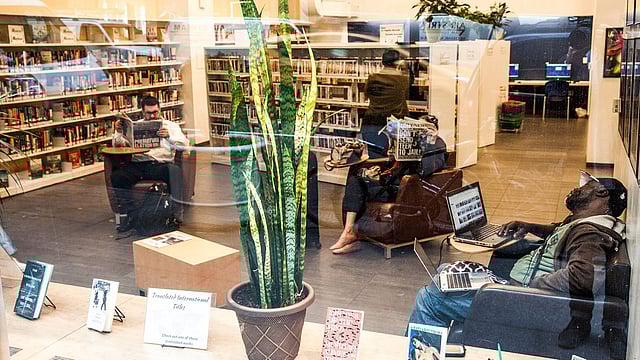 নিউইয়র্ক পাবলিক লাইব্রেরির গ্র্যান্ড সেন্ট্রাল শাখায় নাকেশা কম্পিউটার ব্যবহার করতেন। এখান থেকেই তাঁর যত ই-মেইল লিখতেন। ছবি: নিউইয়র্ক টাইমস