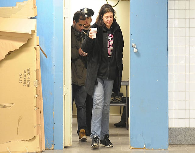 একজন গৃহহীন নারীর হাতে এনওয়াইপিডি কফি ধরিয়ে দিয়েছে। ছবি: নিউইয়র্ক পোস্ট