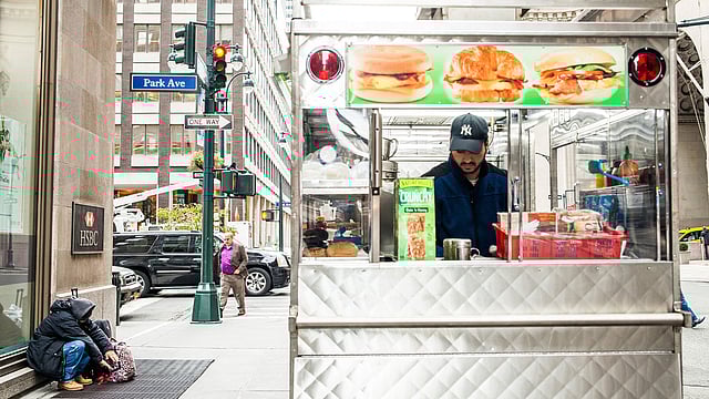 পার্ক অ্যাভিনিউয়ের ফুটপাতে দোকানদার হামিদ এলহিরি নাকেশার শুভাকাঙ্ক্ষী ছিলেন, নাকেশা অন্য কোথাও গেলে তাঁর জিনিসপত্র পাহারা দিতেন এলহিরি। ছবি: নিউইয়র্ক টাইমস