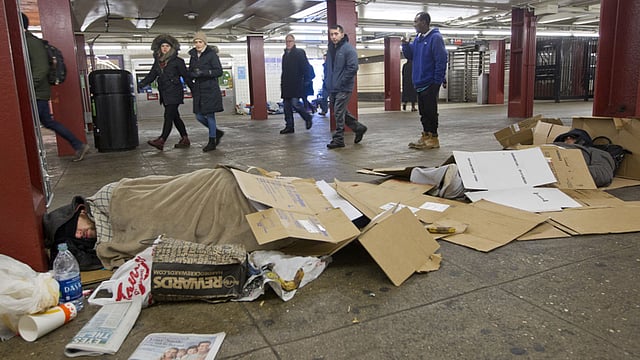 শীতের প্রকোপ বাড়লে নিউইয়র্কের পাতালরেল স্টেশনগুলোকে গৃহহীন লোক প্রায়ই ঘুমানোর ঠিকানা করে। ছবি: নিউইয়র্ক পোস্ট