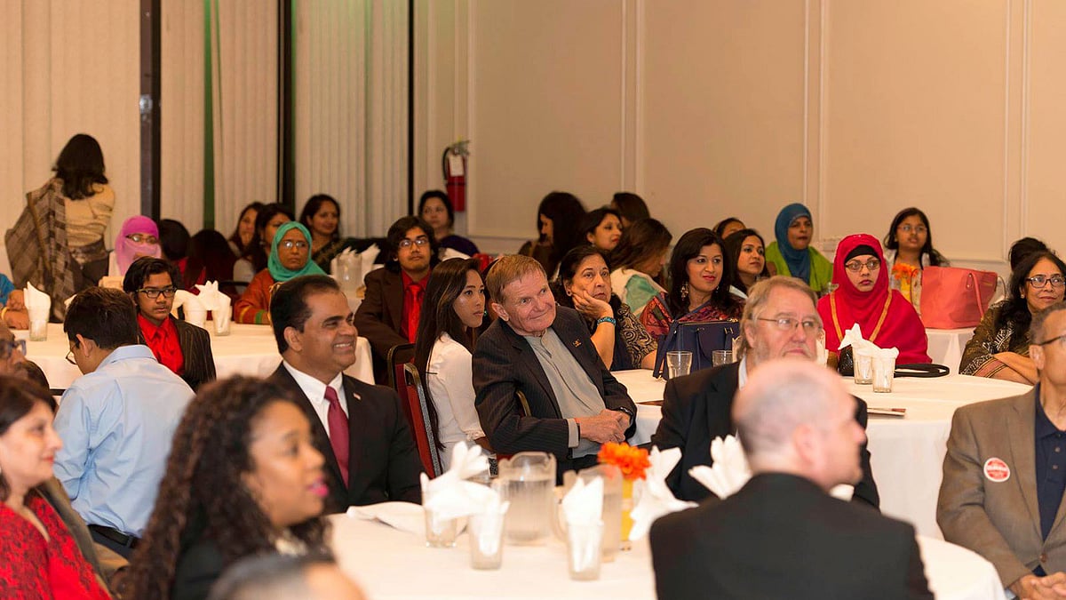 হিউস্টনে বিউটিফুল বাংলাদেশ ইন ব্রিফ  বইয়ের প্রকাশনা অনুষ্ঠানে উপস্থিত ব্যক্তিবর্গ