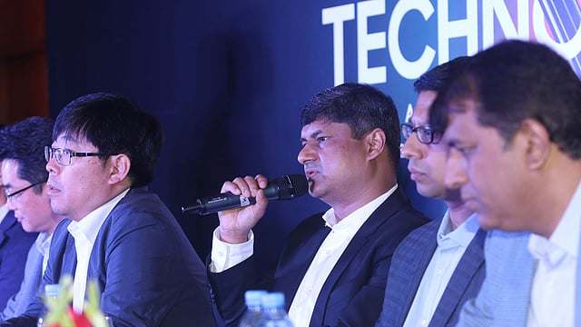 বাংলাদেশে স্যামসাং ব্র্যান্ডের স্মার্টফোন তৈরি করবে ফেয়ার ইলেকট্রনিকস। এই ঘোষণা দিতেই মঙ্গলবার সংবাদ সংম্মেলনের আয়োজন করা হয়। সংবাদ সম্মেলনে কথা বলছেন, ফেয়ার গ্রুপের চেয়ারম্যান রুহুল আলম আল মাহবুব। সোনারগাঁও হোটেল, ঢাকা, ৩ মার্চ। ছবি: প্রথম আলো
