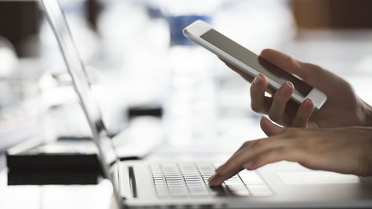 আজকাল ছুটির সময়েও একজন চাকুরের কাছে প্রতিষ্ঠানের নির্দেশনা আসছে ই-মেইল বা খুদে বার্তাযোগে। ছবি: এএফপি