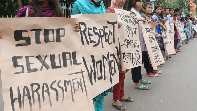 যৌন হয়রানির বিরুদ্ধের সোচ্চার হচ্ছেন মেয়েরা। প্রথম আলো ফাইল ছবি