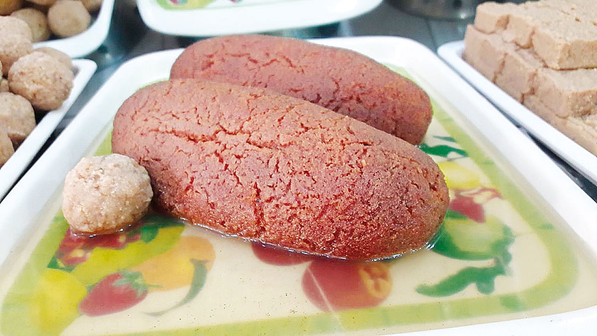 নেত্রকোনার ঐতিহ্যবাহী বালিশ মিষ্টি। ছবি: প্রথম আলো