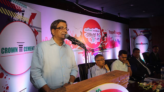 উদ্বোধনী অনুষ্ঠানে বক্তব্য দেন প্রথম আলোর সম্পাদক মতিউর রহমান। ব্যবসায় অনুষদ মিলনায়তন, ঢাকা বিশ্ববিদ্যালয়, ঢাকা, ৪ এপ্রিল। ছবি: প্রথম আলো