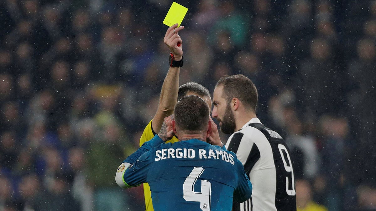 এই হলুদ কার্ডেই নিশ্চিত হলো ১১ তারিখের ম্যাচে থাকবেন না রামোস। ছবি: রয়টার্স