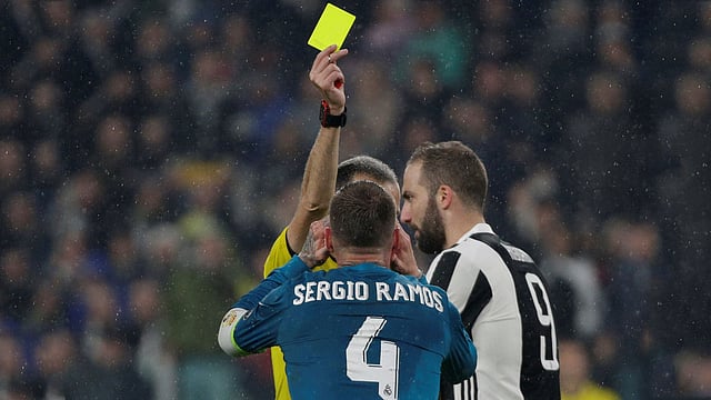 এই হলুদ কার্ডেই নিশ্চিত হলো ১১ তারিখের ম্যাচে থাকবেন না রামোস। ছবি: রয়টার্স