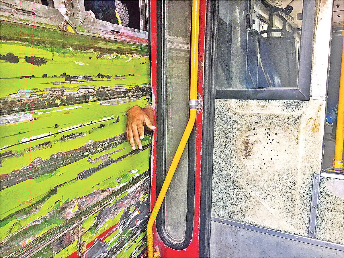 বেপরোয়া বাস: দুই বাসের ফাঁকে আটকে পড়েছে কলেজছাত্র রাজীব হোসেনের ডান হাত। বাসের চাপে বিচ্ছিন্ন হয়ে গেছে হাতটি। গতকাল দুপুরে রাজধানীর কারওয়ান বাজারের সার্ক ফোয়ারার মোড়ে। ছবি: মিজানুর রহমান খান