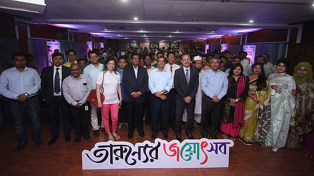 তারুণ্যের জয়োৎসবের উদ্বোধনী অনুষ্ঠানে অতিথিদের সঙ্গে অংশগ্রহণকারীরা। ব্যবসায় অনুষদ মিলনায়তন, ঢাকা বিশ্ববিদ্যালয়, ঢাকা, ৪ এপ্রিল। ছবি: আবদুস সালাম