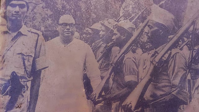 মুজিবনগর সরকারের অস্থায়ী রাষ্ট্রপতি সৈয়দ নজরুল ইসলামকে গার্ড অব অনার দেওয়া হচ্ছে। ১৭ এপ্রিল ১৯৭১