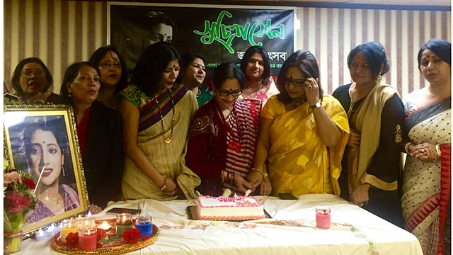 নিউইয়র্কে পালিত হলো মহানায়িকা সুচিত্রা সেনের ৮৭তম জন্মবার্ষিকী। যুক্তরাষ্ট্রের সুচিত্রা সেন মেমোরিয়াল গতকাল শুক্রবার সন্ধ্যায় জ্যাকসন হাইটসের বাংলাদেশ প্লাজায় দিনব্যাপী এ উৎসবের আয়োজন করা হয়।