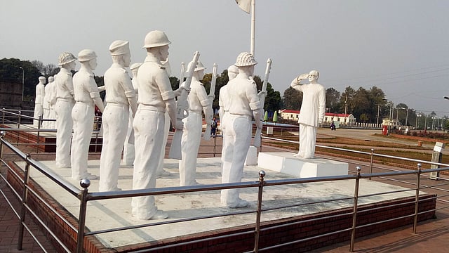 মুজিবনগর কমপ্লেক্সের ভাস্কর্যে—গার্ড অব অনার