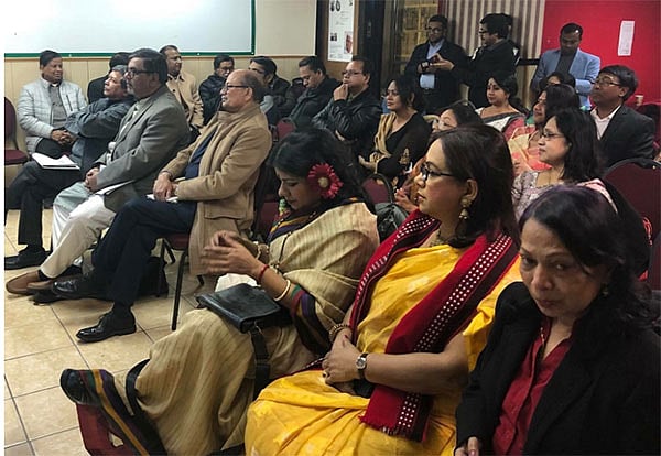 মহানায়িকা সুচিত্রা সেনের ৮৭তম জন্মবার্ষিকীর অনুষ্ঠানে আগত অতিথি, ভক্ত ও সমর্থকেরা।