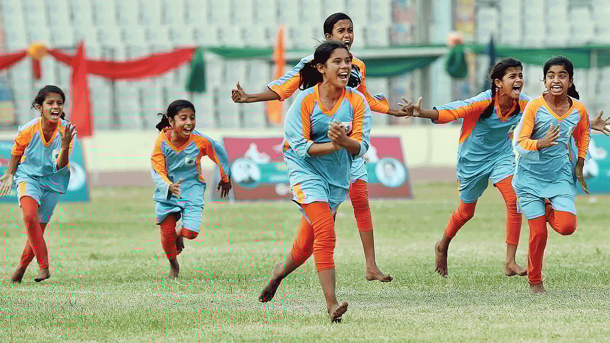 শৈলকুপার দোহারো প্রাইমারি স্কুলের এই ফুটবলাররা অপ্রতিরোধ্য। ছবি: শামসুল হক