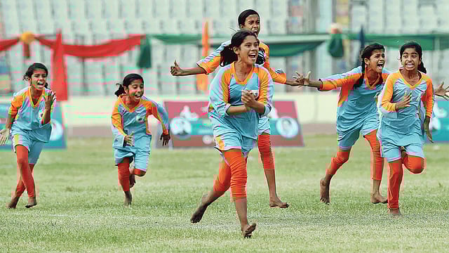 শৈলকুপার দোহারো প্রাইমারি স্কুলের এই ফুটবলাররা অপ্রতিরোধ্য। ছবি: শামসুল হক