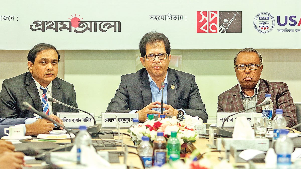 গোলটেবিল বৈঠকে গতকাল বক্তব্য দেন বাংলাদেশ নিরাপদ খাদ্য কর্তৃপক্ষের চেয়ারম্যান মোহাম্মদ মাহফুজুল হক। তাঁর ডানে স্বপ্ন–এর নির্বাহী পরিচালক সাব্বির হাসান, বাঁয়ে চ্যানেল আইয়ের পরিচালক ও বার্তাপ্রধান শাইখ সিরাজ। ছবি: প্রথম আলো