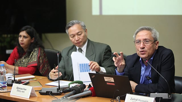 বিশ্বব্যাংকের সংবাদ সম্মেলনে কথা বলছেন সংস্থাটির ঢাকা কার্যালয়ের মুখ্য অর্থনীতিবিদ জাহিদ হোসেন। ছবি: প্রথম আলো