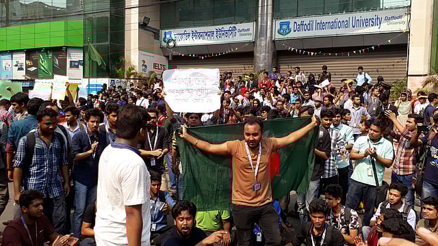 সরকারি কোটা সংস্কারের দাবিতে ড্যাফোডিল ইন্টারন্যাশনাল ইউনিভার্সিটির শিক্ষার্থীরা সড়ক অবরোধ করে বিক্ষোভ সমাবেশ করছে। সোবাহানবাগ মসজিদ সংলগ্ন সড়ক, ধানমন্ডি, ১০ এপ্রিল। ছবি: সাইফুল ইসলাম