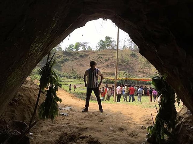 কক্সবাজারের রামুর আশ্চর্য সুড়ঙ্গ ‘কানা রাজার গুহা’। ছবি: প্রথম আলো