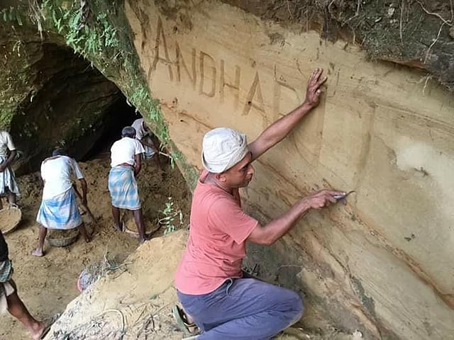 রামুর আশ্চর্য সুড়ঙ্গ সংস্কারের কাজ চলছে। ছবি: প্রথম আলো