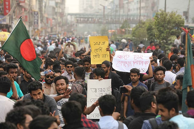 কোটা সংস্কারের দাবিতে রাজধানীর প্রগতি সরণি অবরোধ করে কয়েকটি বেসরকারি বিশ্ববিদ্যালয়ের শিক্ষার্থীরা। বারিধারা-নদ্দা, ঢাকা, ১০ এপ্রিল। ছবি: তানভীর আহাম্মেদ