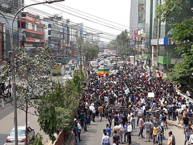 রাজধানীর সোবহানবাগ মসজিদের বিপরীত পাশে প্রিন্স প্লাজার সামনে সড়কে অবস্থান নেয় বেসরকারি ডেফোডিল বিশ্ববিদ্যালয়ের পাঁচ শতাধিক শিক্ষার্থী। ছবি: প্রথম আলো