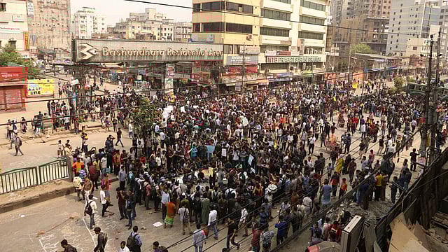 কোটা সংস্কারের দাবিতে রাজধানীর প্রগতি সরণি অবরোধ করে কয়েকটি বেসরকারি বিশ্ববিদ্যালয়ের শিক্ষার্থীরা। বারিধারা বসুন্ধরার আবাসিক এলাকার প্রবেশপথ, ১০ এপ্রিল। ছবি: তানভীর আহাম্মেদ