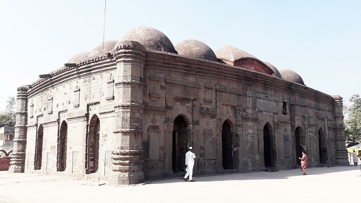 চাঁপাইনবাবগঞ্জের ছোট সোনামসজিদ।  ছবি: প্রথম আলো