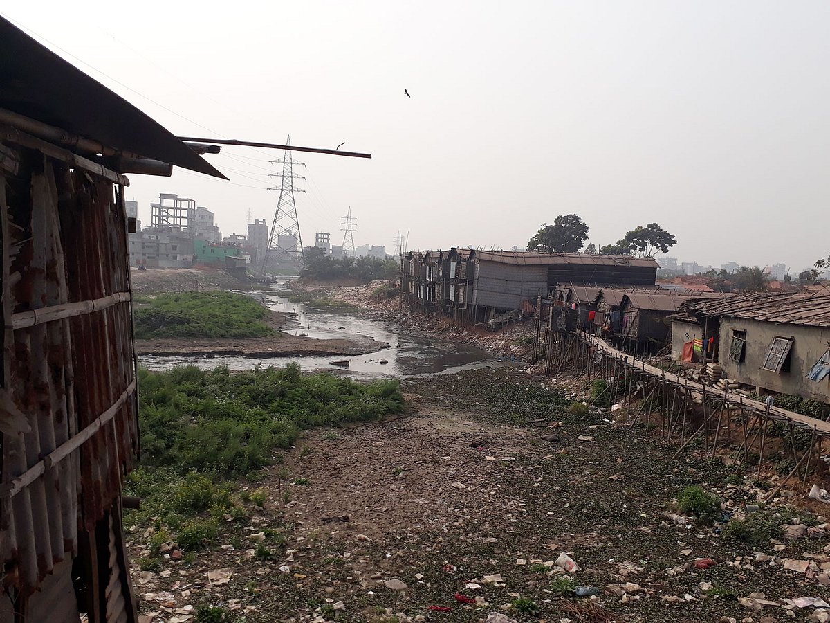 হাইক্কা খালের রায়েরবাজার অংশ। দখলের কারণে সংকুচিত। ক্ষীণ হয়ে আসছে এর ধারা। বেড়িবাঁধের ওপর থেকে খালের দৃশ্য।  ছবি: প্রথম আলো