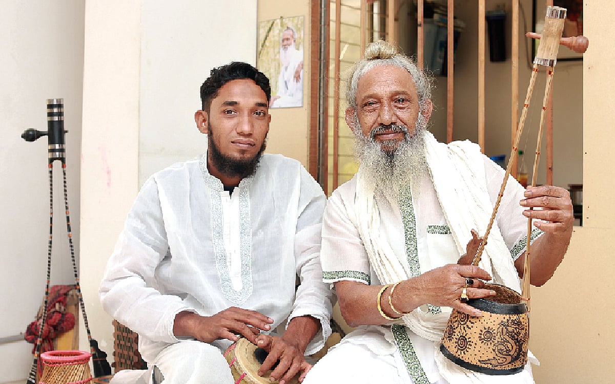 ছেলের সঙ্গে টুনটুন ফকির (ডানে)। ছবি: কবির হোসেন