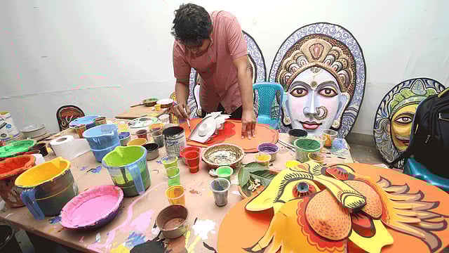 এখনো কাগজের মুখোশ বানানো চলছে। চাইলে মুখোশ কেনাও যাচ্ছে। চারুকলা অনুষদ, ঢাকা বিশ্ববিদ্যালয়, ঢাকা, ১৩ এপ্রিল। ছবি: আবদুস সালাম